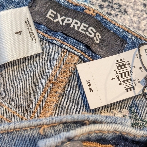Express * Embroidered Floral Fray Hem Jean Skirt  NWT size 4 - Picture 5 of 5